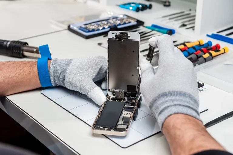 Maximize your smartphone’s power this year with the latest hardware innovations, cutting-edge software, and essential apps.